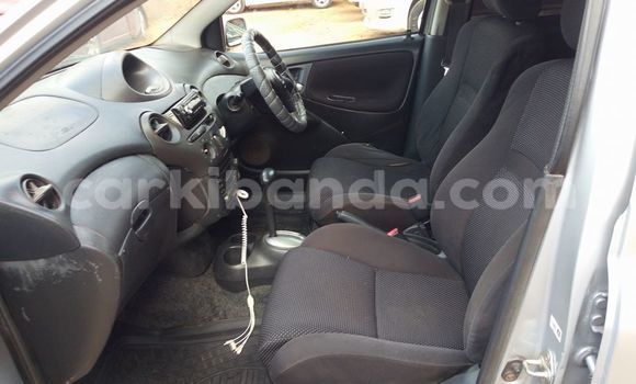 Acheter Occasion Voiture Toyota Vitz Gris à Kampala, Ouganda Acheter Occasion Voiture Toyota Vitz Gris à Kampala, Ouganda