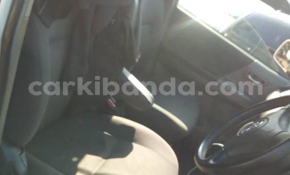 Nunua Ilio tumika Toyota Noah Nyeupe Gari ndani ya Kampala nchini Uganda Nunua Ilio tumika Toyota Noah Nyeupe Gari ndani ya Kampala nchini Uganda