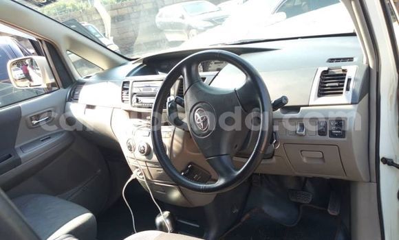 Nunua Ilio tumika Toyota Noah Nyeupe Gari ndani ya Kampala nchini Uganda Nunua Ilio tumika Toyota Noah Nyeupe Gari ndani ya Kampala nchini Uganda