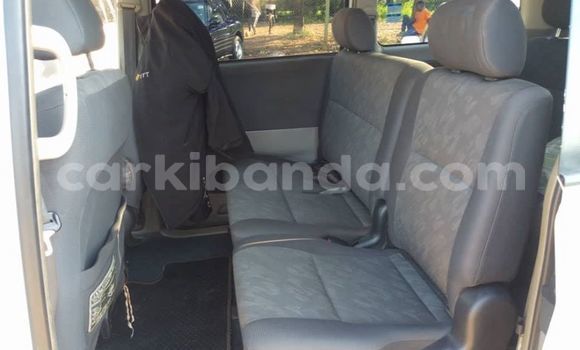 Nunua Ilio tumika Toyota Noah Nyeupe Gari ndani ya Kampala nchini Uganda Nunua Ilio tumika Toyota Noah Nyeupe Gari ndani ya Kampala nchini Uganda