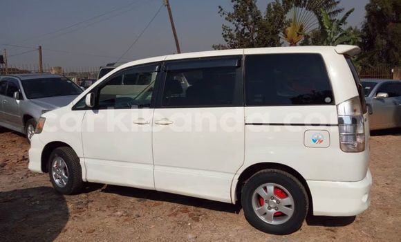 Nunua Ilio tumika Toyota Noah Nyeupe Gari ndani ya Kampala nchini Uganda Nunua Ilio tumika Toyota Noah Nyeupe Gari ndani ya Kampala nchini Uganda
