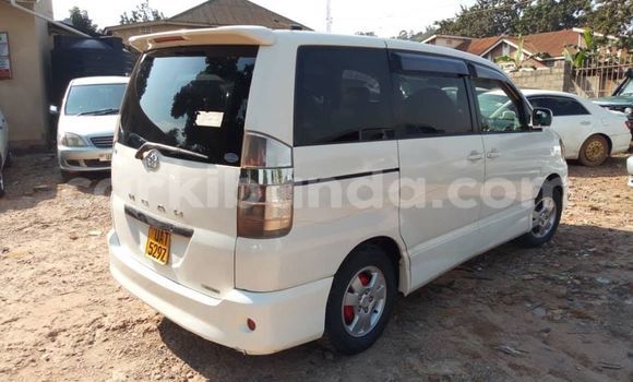 Nunua Ilio tumika Toyota Noah Nyeupe Gari ndani ya Kampala nchini Uganda Nunua Ilio tumika Toyota Noah Nyeupe Gari ndani ya Kampala nchini Uganda