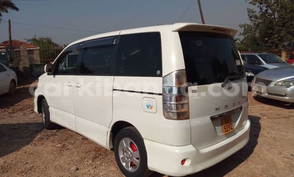 Nunua Ilio tumika Toyota Noah Nyeupe Gari ndani ya Kampala nchini Uganda Nunua Ilio tumika Toyota Noah Nyeupe Gari ndani ya Kampala nchini Uganda