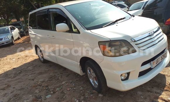 Nunua Ilio tumika Toyota Noah Nyeupe Gari ndani ya Kampala nchini Uganda Nunua Ilio tumika Toyota Noah Nyeupe Gari ndani ya Kampala nchini Uganda