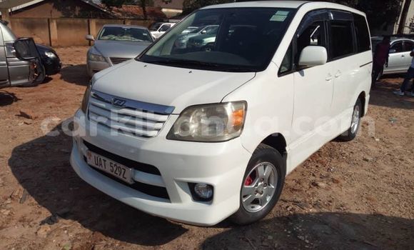 Nunua Ilio tumika Toyota Noah Nyeupe Gari ndani ya Kampala nchini Uganda Nunua Ilio tumika Toyota Noah Nyeupe Gari ndani ya Kampala nchini Uganda