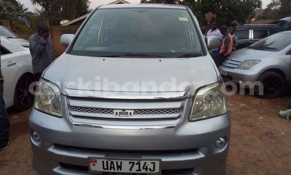 Nunua Ilio tumika Toyota Noah Fedha Gari ndani ya Kampala nchini Uganda Nunua Ilio tumika Toyota Noah Fedha Gari ndani ya Kampala nchini Uganda