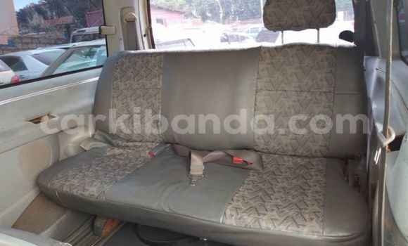 Nunua Ilio tumika Toyota Regius Nyeupe Gari ndani ya Kampala nchini Uganda Nunua Ilio tumika Toyota Regius Nyeupe Gari ndani ya Kampala nchini Uganda