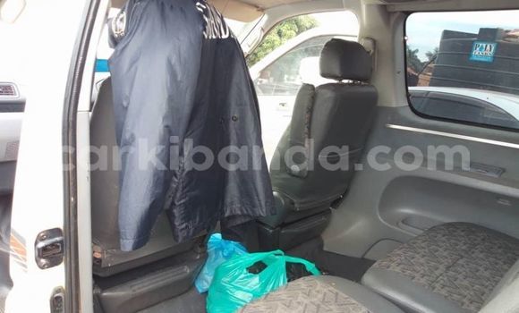 Nunua Ilio tumika Toyota Regius Nyeupe Gari ndani ya Kampala nchini Uganda Nunua Ilio tumika Toyota Regius Nyeupe Gari ndani ya Kampala nchini Uganda