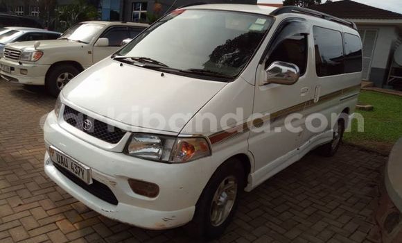 Nunua Ilio tumika Toyota Regius Nyeupe Gari ndani ya Kampala nchini Uganda Nunua Ilio tumika Toyota Regius Nyeupe Gari ndani ya Kampala nchini Uganda