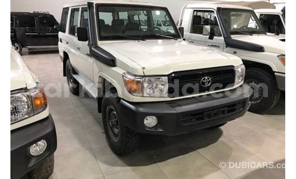 Acheter Import Voiture Toyota Land Cruiser Blanc à Import - Dubai, Ouganda Acheter Import Voiture Toyota Land Cruiser Blanc à Import - Dubai, Ouganda