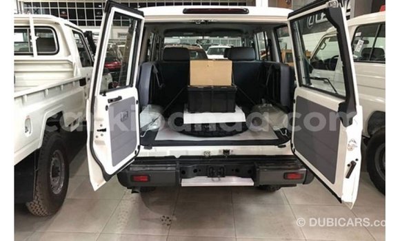 Acheter Import Voiture Toyota Land Cruiser Blanc à Import - Dubai, Ouganda Acheter Import Voiture Toyota Land Cruiser Blanc à Import - Dubai, Ouganda