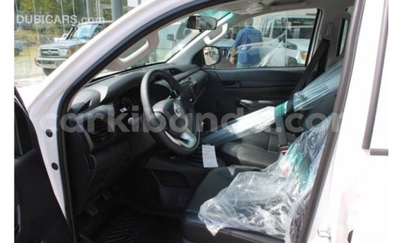 Gura Imported Toyota Hilux White Imodoka i Import - Dubai mu Uganda Gura Imported Toyota Hilux White Imodoka i Import - Dubai mu Uganda