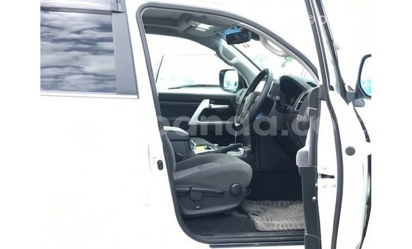 Nunua Imported Toyota Land Cruiser Nyeupe Gari ndani ya Import - Dubai nchini Uganda Nunua Imported Toyota Land Cruiser Nyeupe Gari ndani ya Import - Dubai nchini Uganda