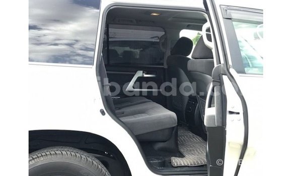 Nunua Imported Toyota Land Cruiser Nyeupe Gari ndani ya Import - Dubai nchini Uganda Nunua Imported Toyota Land Cruiser Nyeupe Gari ndani ya Import - Dubai nchini Uganda
