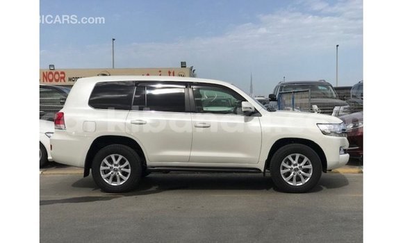 Nunua Imported Toyota Land Cruiser Nyeupe Gari ndani ya Import - Dubai nchini Uganda Nunua Imported Toyota Land Cruiser Nyeupe Gari ndani ya Import - Dubai nchini Uganda