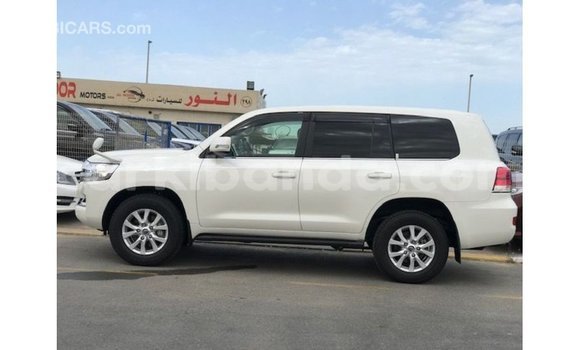Nunua Imported Toyota Land Cruiser Nyeupe Gari ndani ya Import - Dubai nchini Uganda Nunua Imported Toyota Land Cruiser Nyeupe Gari ndani ya Import - Dubai nchini Uganda