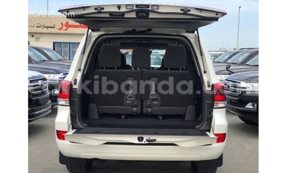 Nunua Imported Toyota Land Cruiser Nyeupe Gari ndani ya Import - Dubai nchini Uganda Nunua Imported Toyota Land Cruiser Nyeupe Gari ndani ya Import - Dubai nchini Uganda