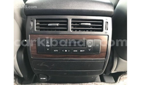 Nunua Imported Toyota Land Cruiser Nyeupe Gari ndani ya Import - Dubai nchini Uganda Nunua Imported Toyota Land Cruiser Nyeupe Gari ndani ya Import - Dubai nchini Uganda