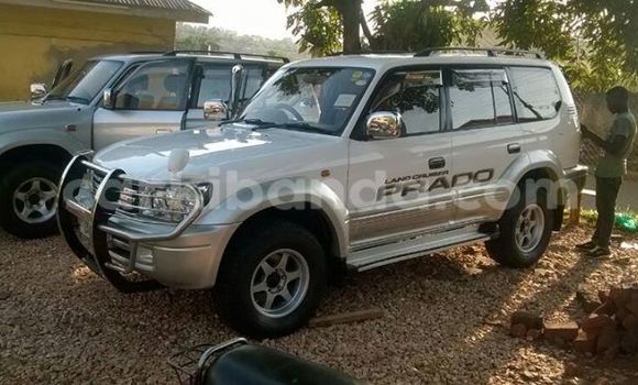 Nunua Ilio tumika Toyota Prado Nyeupe Gari ndani ya Kampala nchini Uganda Nunua Ilio tumika Toyota Prado Nyeupe Gari ndani ya Kampala nchini Uganda
