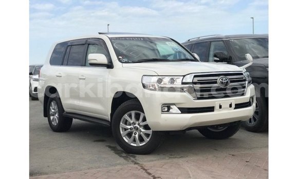 Nunua Imported Toyota Land Cruiser Nyeupe Gari ndani ya Import - Dubai nchini Uganda Nunua Imported Toyota Land Cruiser Nyeupe Gari ndani ya Import - Dubai nchini Uganda