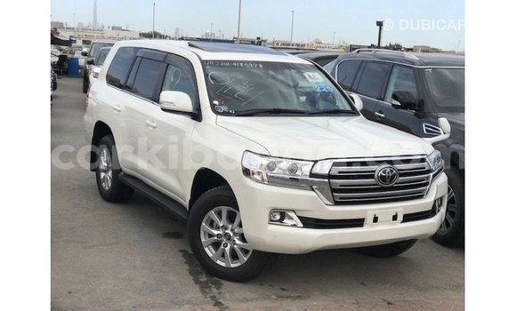 Nunua Imported Toyota Land Cruiser Nyeupe Gari ndani ya Import - Dubai nchini Uganda Nunua Imported Toyota Land Cruiser Nyeupe Gari ndani ya Import - Dubai nchini Uganda