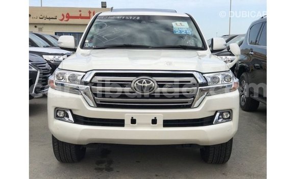 Nunua Imported Toyota Land Cruiser Nyeupe Gari ndani ya Import - Dubai nchini Uganda Nunua Imported Toyota Land Cruiser Nyeupe Gari ndani ya Import - Dubai nchini Uganda