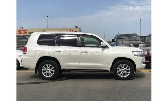 Nunua Imported Toyota Land Cruiser Nyeupe Gari ndani ya Import - Dubai nchini Uganda Nunua Imported Toyota Land Cruiser Nyeupe Gari ndani ya Import - Dubai nchini Uganda