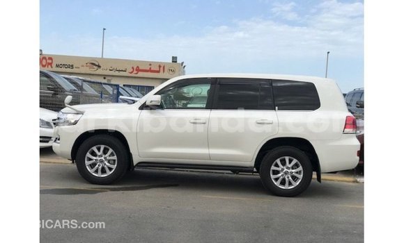 Nunua Imported Toyota Land Cruiser Nyeupe Gari ndani ya Import - Dubai nchini Uganda Nunua Imported Toyota Land Cruiser Nyeupe Gari ndani ya Import - Dubai nchini Uganda