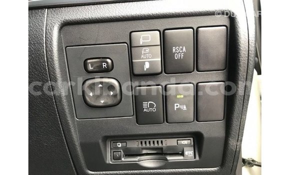 Nunua Imported Toyota Land Cruiser Nyeupe Gari ndani ya Import - Dubai nchini Uganda Nunua Imported Toyota Land Cruiser Nyeupe Gari ndani ya Import - Dubai nchini Uganda