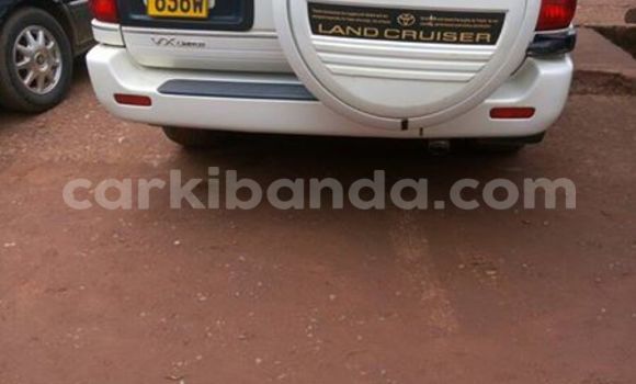 Gura Yakoze Toyota Land Cruiser White Imodoka i Kampala mu Uganda Gura Yakoze Toyota Land Cruiser White Imodoka i Kampala mu Uganda