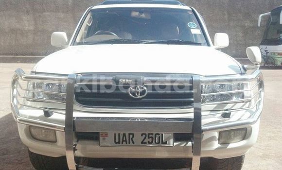 Gura Yakoze Toyota Land Cruiser White Imodoka i Kampala mu Uganda Gura Yakoze Toyota Land Cruiser White Imodoka i Kampala mu Uganda