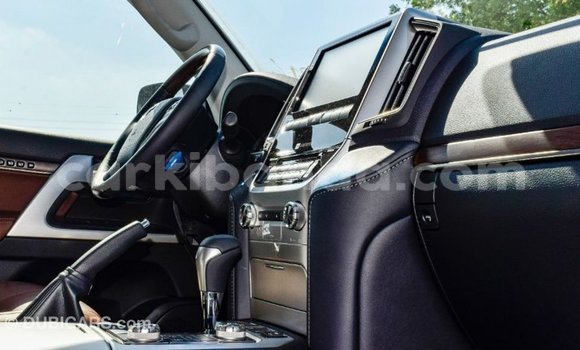 Acheter Import Voiture Toyota Land Cruiser Noir à Import - Dubai, Ouganda Acheter Import Voiture Toyota Land Cruiser Noir à Import - Dubai, Ouganda