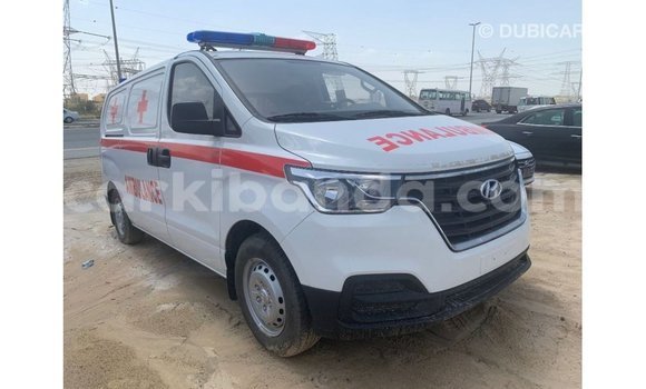 Gura Imported Hyundai Accent White Imodoka i Import - Dubai mu Uganda Gura Imported Hyundai Accent White Imodoka i Import - Dubai mu Uganda