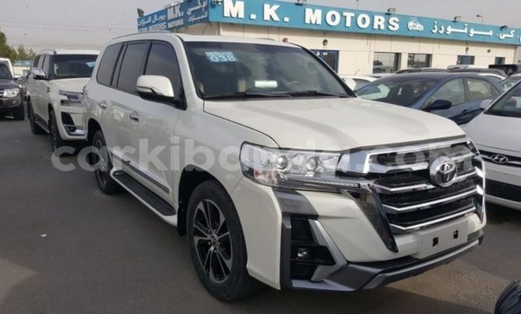 Nunua Imported Toyota Land Cruiser Nyeupe Gari ndani ya Import - Dubai nchini Uganda Nunua Imported Toyota Land Cruiser Nyeupe Gari ndani ya Import - Dubai nchini Uganda