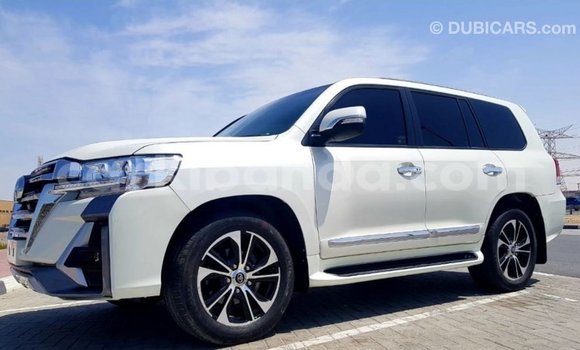 Nunua Imported Toyota Land Cruiser Nyeupe Gari ndani ya Import - Dubai nchini Uganda Nunua Imported Toyota Land Cruiser Nyeupe Gari ndani ya Import - Dubai nchini Uganda