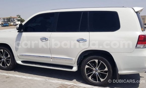 Nunua Imported Toyota Land Cruiser Nyeupe Gari ndani ya Import - Dubai nchini Uganda Nunua Imported Toyota Land Cruiser Nyeupe Gari ndani ya Import - Dubai nchini Uganda