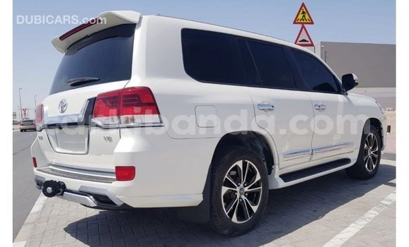 Nunua Imported Toyota Land Cruiser Nyeupe Gari ndani ya Import - Dubai nchini Uganda Nunua Imported Toyota Land Cruiser Nyeupe Gari ndani ya Import - Dubai nchini Uganda