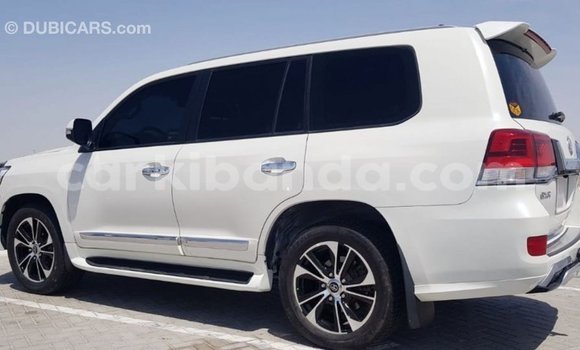 Nunua Imported Toyota Land Cruiser Nyeupe Gari ndani ya Import - Dubai nchini Uganda Nunua Imported Toyota Land Cruiser Nyeupe Gari ndani ya Import - Dubai nchini Uganda