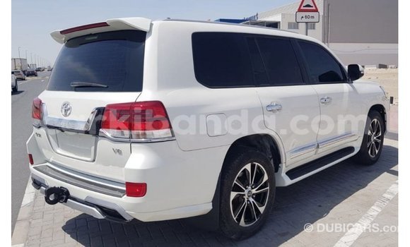 Nunua Imported Toyota Land Cruiser Nyeupe Gari ndani ya Import - Dubai nchini Uganda Nunua Imported Toyota Land Cruiser Nyeupe Gari ndani ya Import - Dubai nchini Uganda