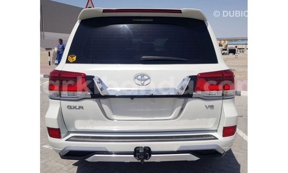 Nunua Imported Toyota Land Cruiser Nyeupe Gari ndani ya Import - Dubai nchini Uganda Nunua Imported Toyota Land Cruiser Nyeupe Gari ndani ya Import - Dubai nchini Uganda
