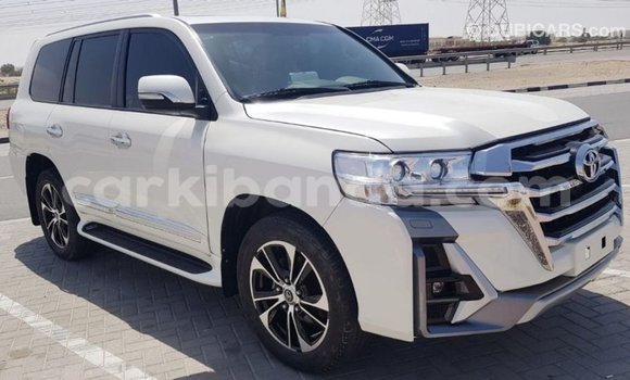 Nunua Imported Toyota Land Cruiser Nyeupe Gari ndani ya Import - Dubai nchini Uganda Nunua Imported Toyota Land Cruiser Nyeupe Gari ndani ya Import - Dubai nchini Uganda