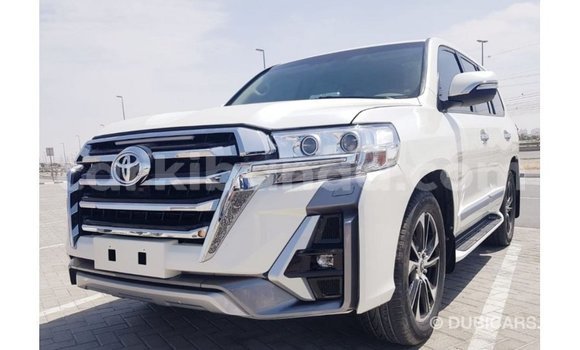 Nunua Imported Toyota Land Cruiser Nyeupe Gari ndani ya Import - Dubai nchini Uganda Nunua Imported Toyota Land Cruiser Nyeupe Gari ndani ya Import - Dubai nchini Uganda