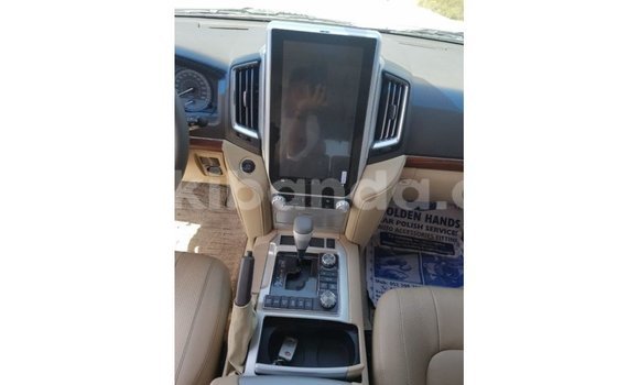 Nunua Imported Toyota Land Cruiser Nyeupe Gari ndani ya Import - Dubai nchini Uganda Nunua Imported Toyota Land Cruiser Nyeupe Gari ndani ya Import - Dubai nchini Uganda