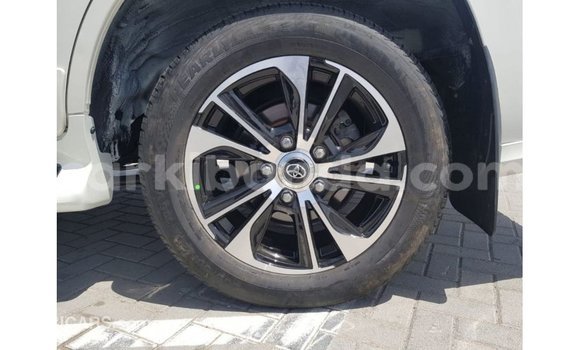 Nunua Imported Toyota Land Cruiser Nyeupe Gari ndani ya Import - Dubai nchini Uganda Nunua Imported Toyota Land Cruiser Nyeupe Gari ndani ya Import - Dubai nchini Uganda