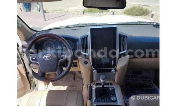 Nunua Imported Toyota Land Cruiser Nyeupe Gari ndani ya Import - Dubai nchini Uganda Nunua Imported Toyota Land Cruiser Nyeupe Gari ndani ya Import - Dubai nchini Uganda
