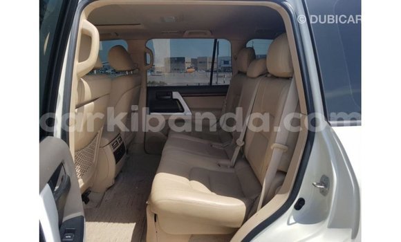 Nunua Imported Toyota Land Cruiser Nyeupe Gari ndani ya Import - Dubai nchini Uganda Nunua Imported Toyota Land Cruiser Nyeupe Gari ndani ya Import - Dubai nchini Uganda