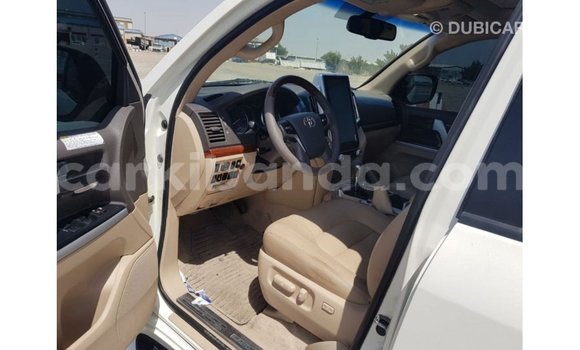 Nunua Imported Toyota Land Cruiser Nyeupe Gari ndani ya Import - Dubai nchini Uganda Nunua Imported Toyota Land Cruiser Nyeupe Gari ndani ya Import - Dubai nchini Uganda