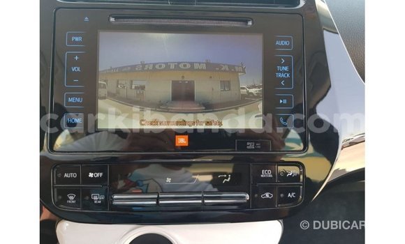 Acheter Import Voiture Toyota Prius Blanc à Import - Dubai, Ouganda Acheter Import Voiture Toyota Prius Blanc à Import - Dubai, Ouganda
