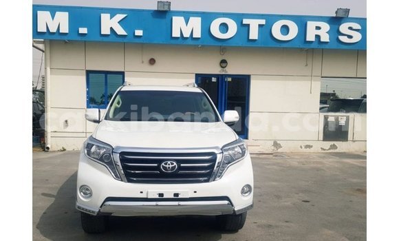 Nunua Imported Toyota Land Cruiser Nyeupe Gari ndani ya Import - Dubai nchini Uganda Nunua Imported Toyota Land Cruiser Nyeupe Gari ndani ya Import - Dubai nchini Uganda