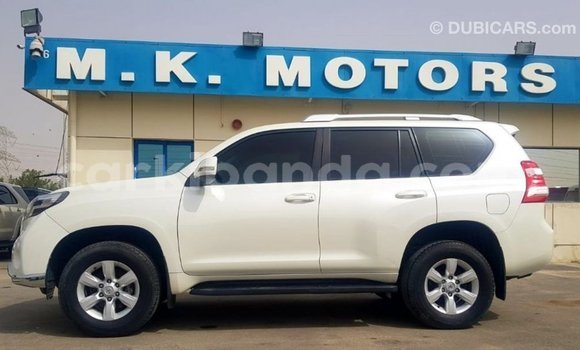 Nunua Imported Toyota Land Cruiser Nyeupe Gari ndani ya Import - Dubai nchini Uganda Nunua Imported Toyota Land Cruiser Nyeupe Gari ndani ya Import - Dubai nchini Uganda